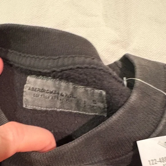 NWT Men’s Abercrombie Grand Teton Graphic Crewneck Sweater Sweatshirt Gray Small - Picture 3 of 5